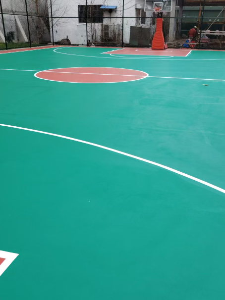 深圳 球场长期使用易出现地面开裂